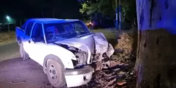 Violento choque en Pocito: un joven terminó hospitalizado tras impactar contra un árbol