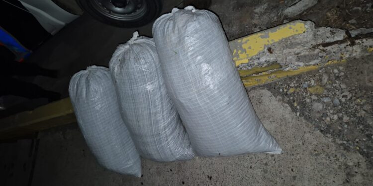 9 de Julio: tres hombres huyeron tras sustraer pasas y la Policía logró recuperarlas