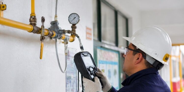 Comenzó el plan de mantenimiento de redes de gas en las escuelas