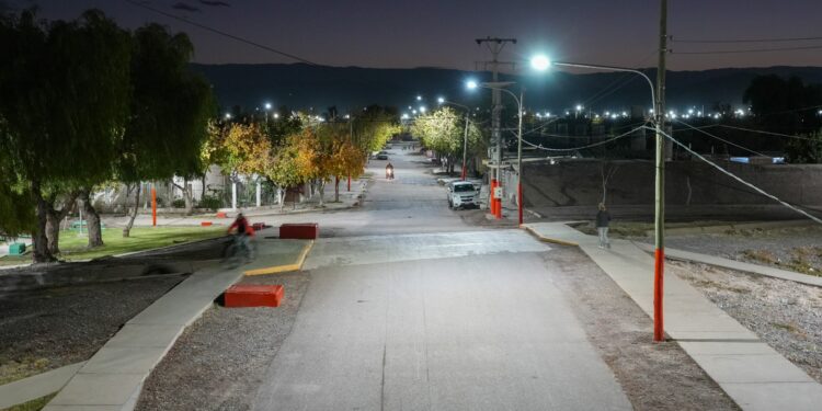 La intendenta de Chimbas inauguró nueva iluminación LED en el Barrio Andacollo VII