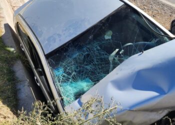 Desesperante rescate en Rawson: una mujer quedó atrapada dentro de un auto en un canal