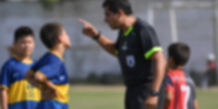 25 de Mayo: padres denunciaron que un polémico árbitro insultó a un niño de 11 años