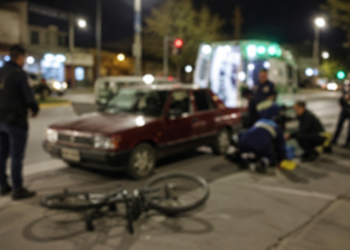 Caucete: una niña sufrió lesiones en un violento choque entre un auto y una bicicleta
