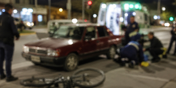 Caucete: una niña sufrió lesiones en un violento choque entre un auto y una bicicleta