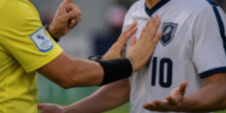 Denuncian a un polémico árbitro por pegarle a un jugador en pleno partido
