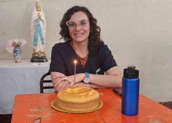 Día del Trabajador: Carolina González, la docente que viaja más de 100 km para enseñar en San Juan
