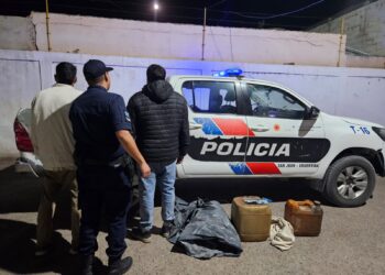 25 de Mayo: demoraron a dos hombres con bidones de gasoil de dudosa procedencia