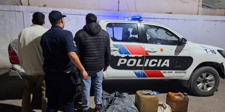 25 de Mayo: demoraron a dos hombres con bidones de gasoil de dudosa procedencia