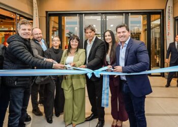 Orrego participó de la inauguración de un importante centro comercial en Chimbas