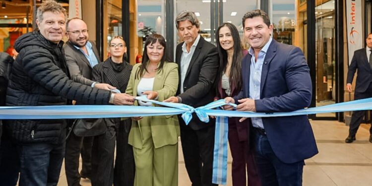 Orrego participó de la inauguración de un importante centro comercial en Chimbas
