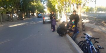 Un ciclista cayó al esquivar un colectivo y dio positivo en el test de alcoholemia