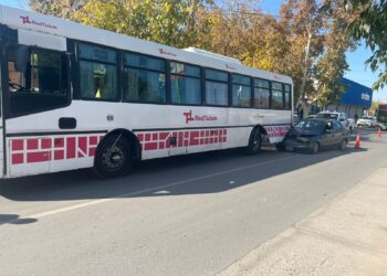 Un colectivo de Red Tulum y un auto protagonizaron un fuerte choque