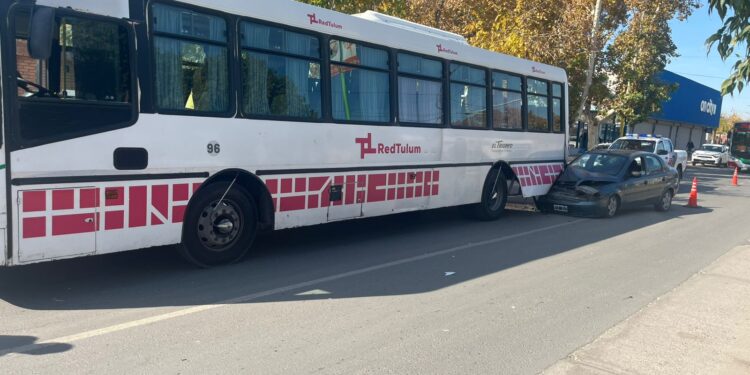 Un colectivo de Red Tulum y un auto protagonizaron un fuerte choque