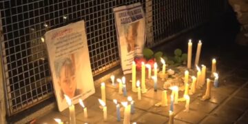 Dolor por Agostina Vega: vecinos crearon un santuario con velas y mensajes