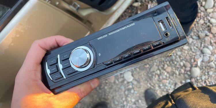 Detuvieron a “Cañita” en Rawson: lo sorprendieron robando el estéreo de un auto