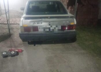 Detuvieron a una pareja por intentar robar elementos de un auto