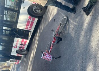 Una ciclista quedó internada tras ser atropellada por un colectivo