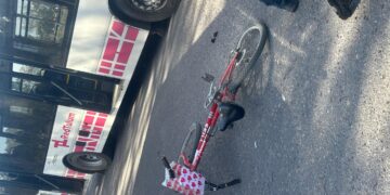 Una ciclista quedó internada tras ser atropellada por un colectivo