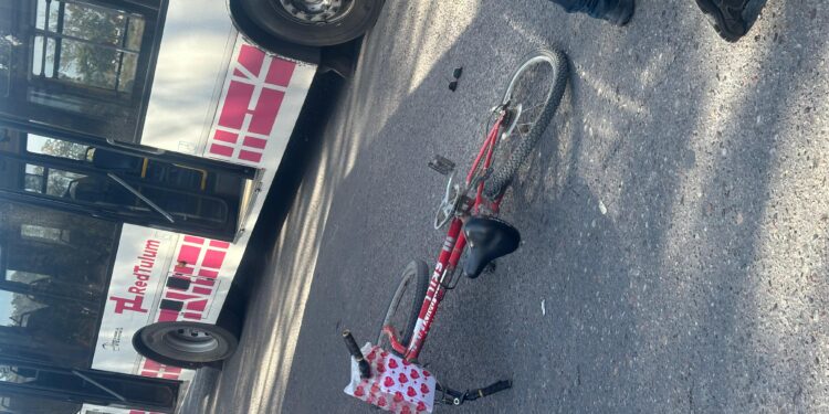 Una ciclista quedó internada tras ser atropellada por un colectivo