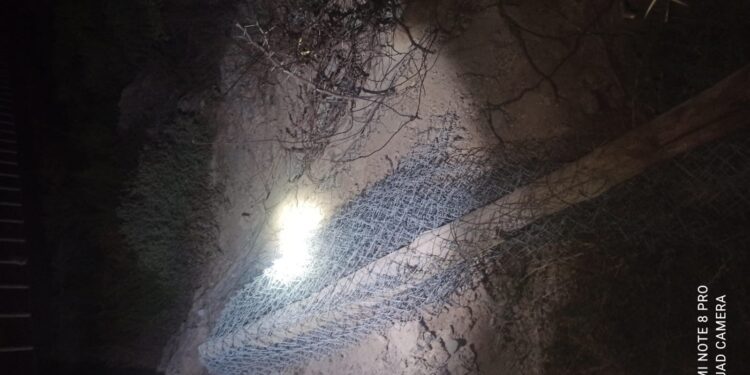 Sorprendieron a tres hombres robando un cierre perimetral: uno terminó detenido