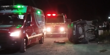 Caucete: un automóvil perdió el control, impactó contra un canal y terminó volcado