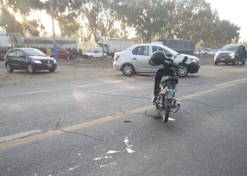 Ruta 20: una camioneta y una moto protagonizaron un violento accidente
