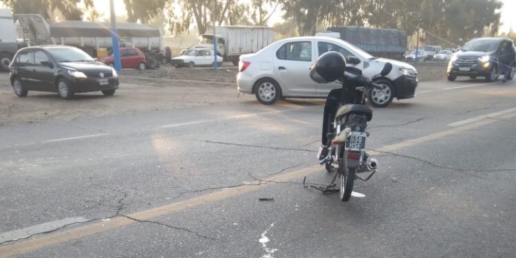 Ruta 20: una camioneta y una moto protagonizaron un violento accidente
