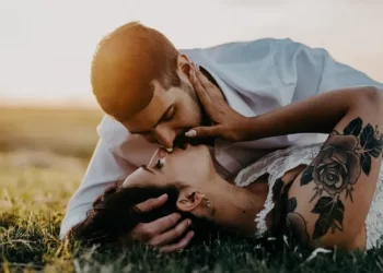 De Aries a Piscis: qué dicen los astros sobre cómo besa cada signo del zodiaco