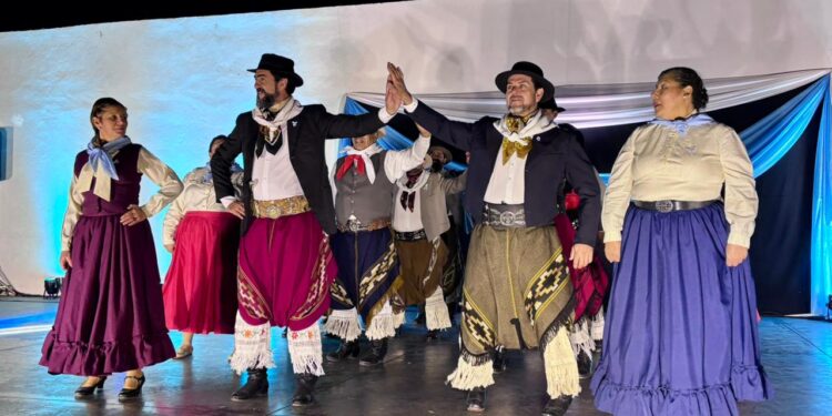 San Martín celebró una emotiva Vigilia del 25 de Mayo entre música, danza y tradición