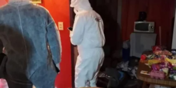 Encuentran a un hombre muerto y en estado de descomposición en su departamento