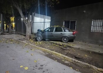 Violento accidente en Caucete: un joven perdió el control del auto y terminó sobre la vereda