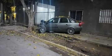 Violento accidente en Caucete: un joven perdió el control del auto y terminó sobre la vereda