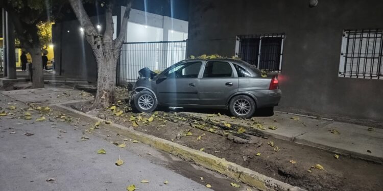 Violento accidente en Caucete: un joven perdió el control del auto y terminó sobre la vereda