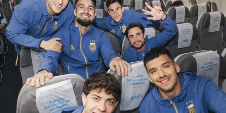 La selección argentina partió para jugar el Mundial: los futbolistas que viajaron