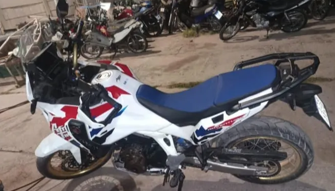 Robo a mano armada en Pocito: Delincuentes le robaron una Honda África Twin