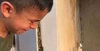 Un niño conmovió al visitar la tumba de su madre diciendo que la extrañaba