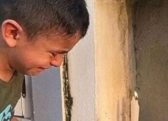 Un niño conmovió al visitar la tumba de su madre diciendo que la extrañaba