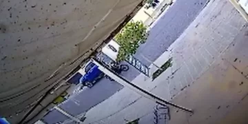 Filmaron a tres ladrones mientras robaban una moto