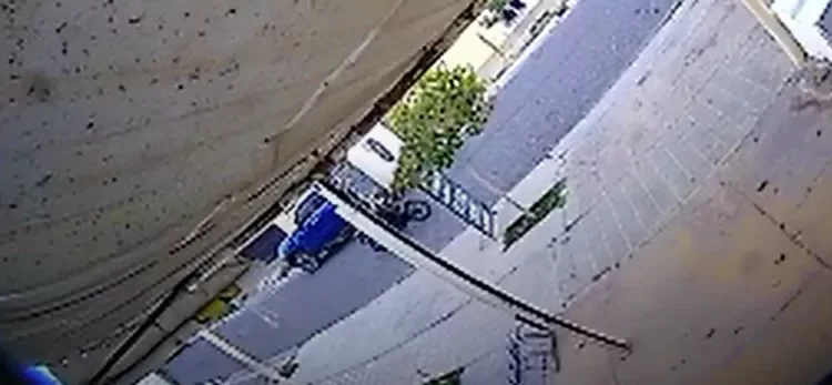 Filmaron a tres ladrones mientras robaban una moto