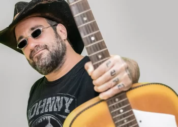 Piti Fernández llega a San Juan con un show íntimo cargado de rock y emociones