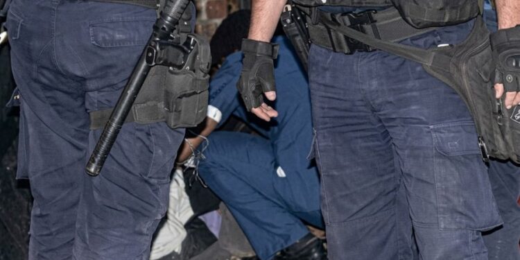 Una joven fue víctima de violación grupal y hay 4 detenidos: uno de ellos es policía