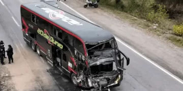 Colectivo de la 20 de Junio chocó contra un camión: una víctima fatal y seis heridos