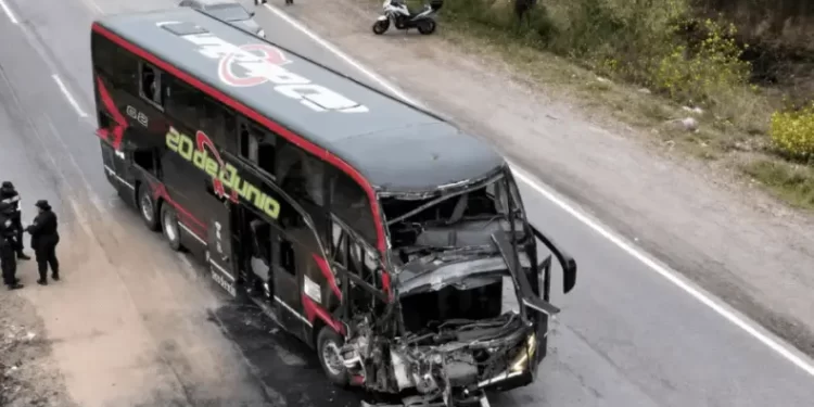 Colectivo de la 20 de Junio chocó contra un camión: una víctima fatal y seis heridos