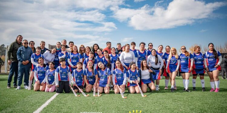 25 de Mayo fortalece el deporte: entregaron aportes económicos a clubes de fútbol e indumentaria para hockey