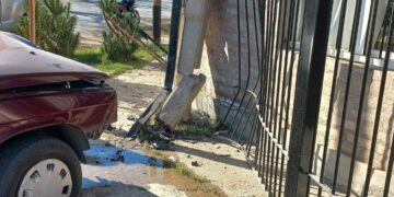 Impactante choque en Caucete: un automovilista alcoholizado terminó incrustado en una casa