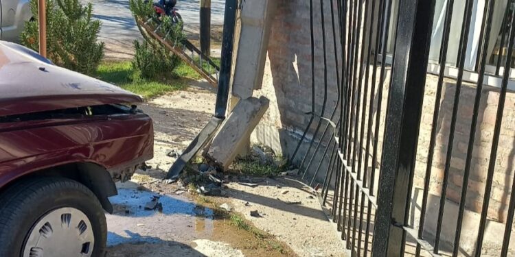Impactante choque en Caucete: un automovilista alcoholizado terminó incrustado en una casa
