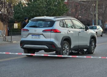 Una Ecosport embistió una bicicleta y dejó a dos personas atrapadas en Caucete