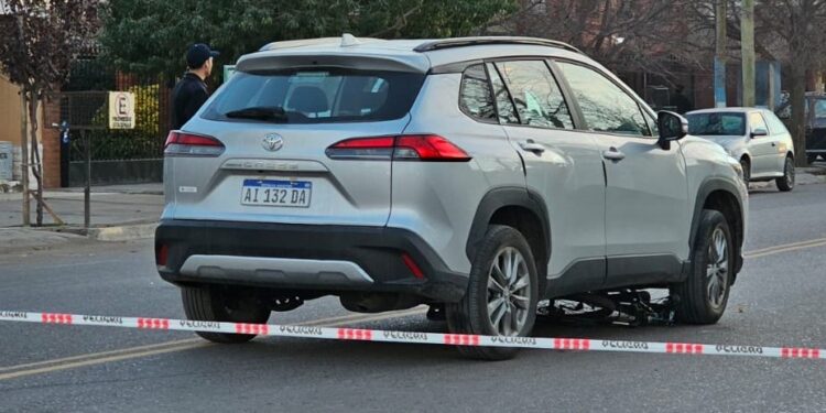 Una Ecosport embistió una bicicleta y dejó a dos personas atrapadas en Caucete