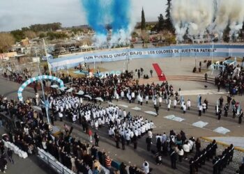 9 de Julio vivió una emotiva Promesa de Lealtad a la Bandera junto a cientos de alumnos