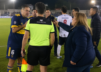Una dirigente deportiva quedó acusada de pegarle a un árbitro en un partido